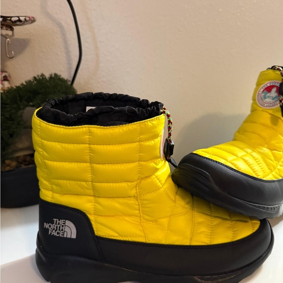 The North Face  Thermoball bootie ii NEW Yellow and Black Quilted Boots - Picture 3 of 8